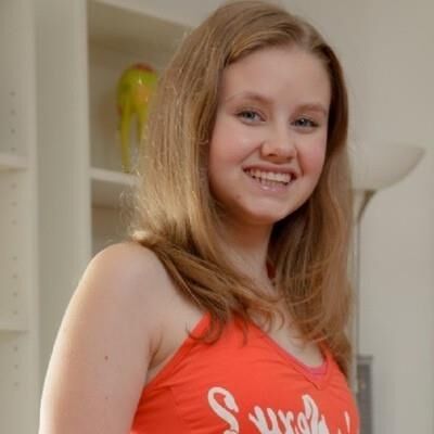 Oksana de Sankt Petersburg en Russie, pornstar avec babyface