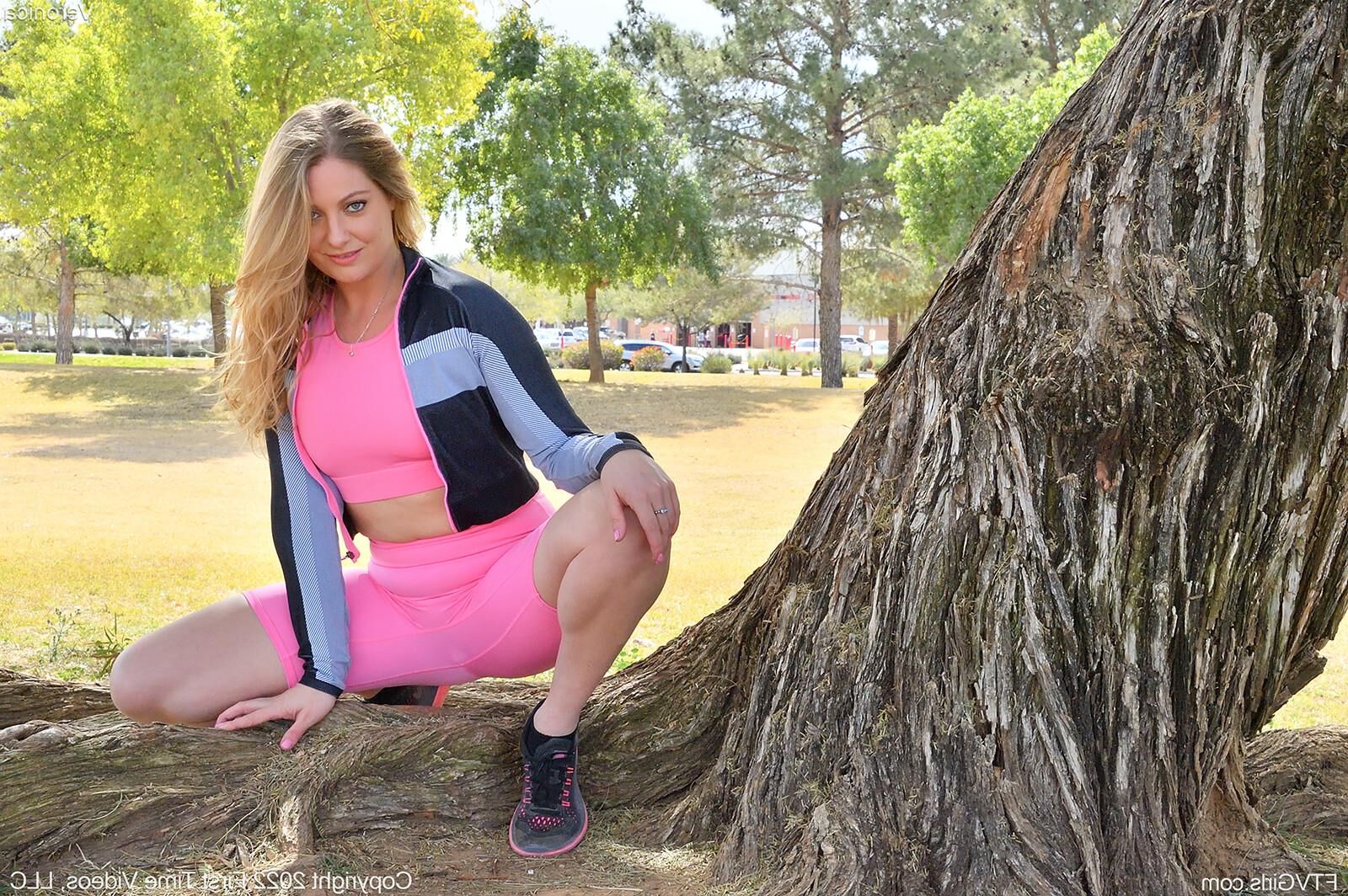 Veronica Blond, sporty, stunner