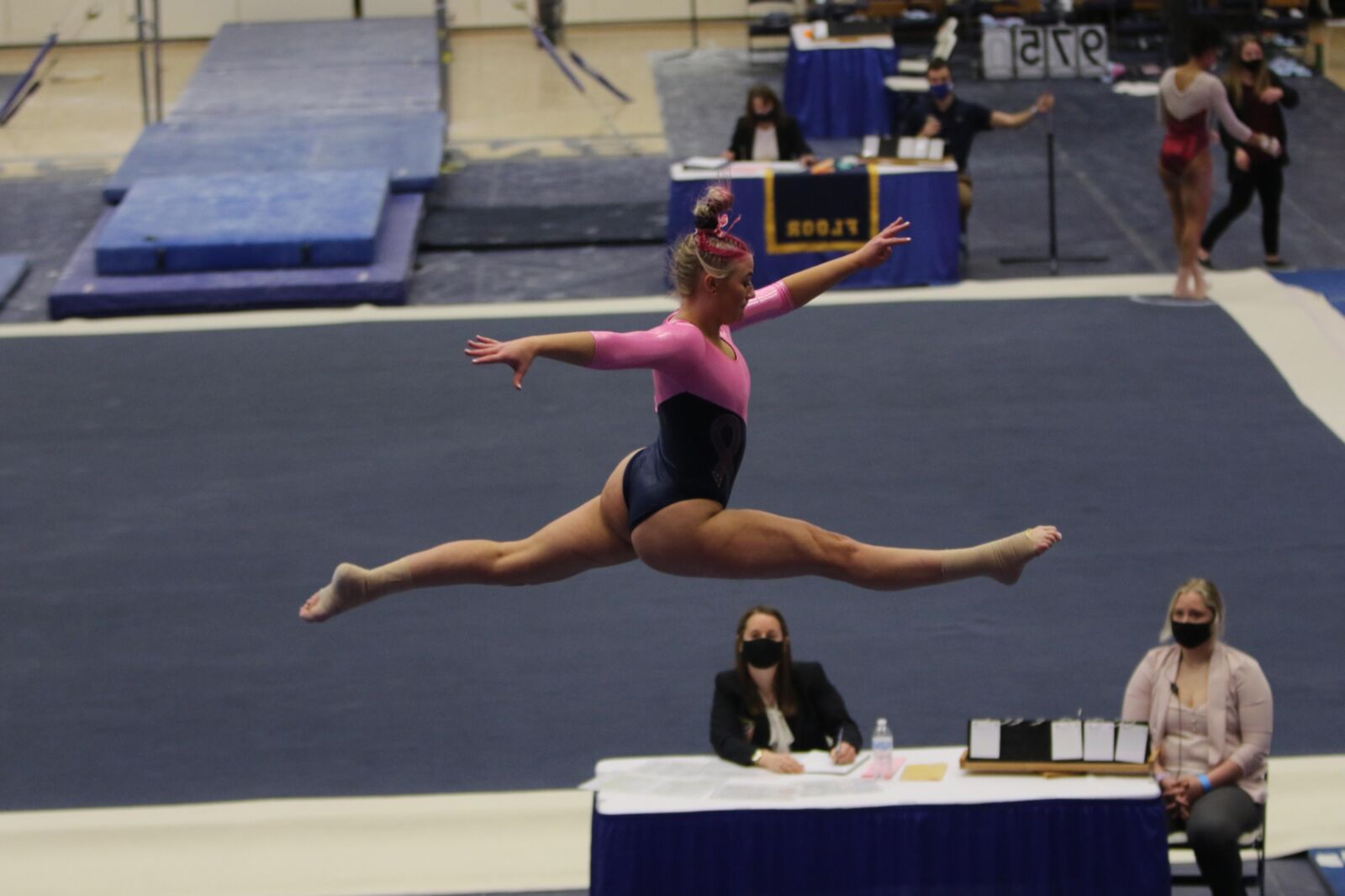 Parte de gimnastas universitarias muy calientes
