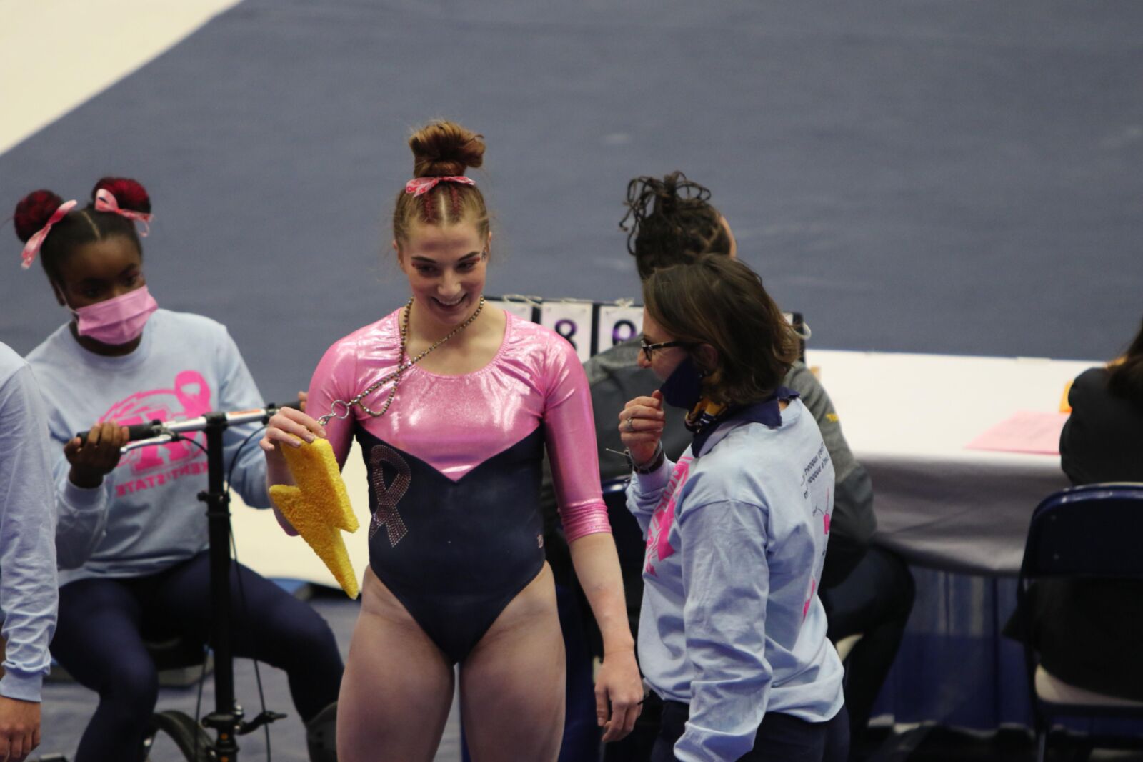 Parte de gimnastas universitarias muy calientes