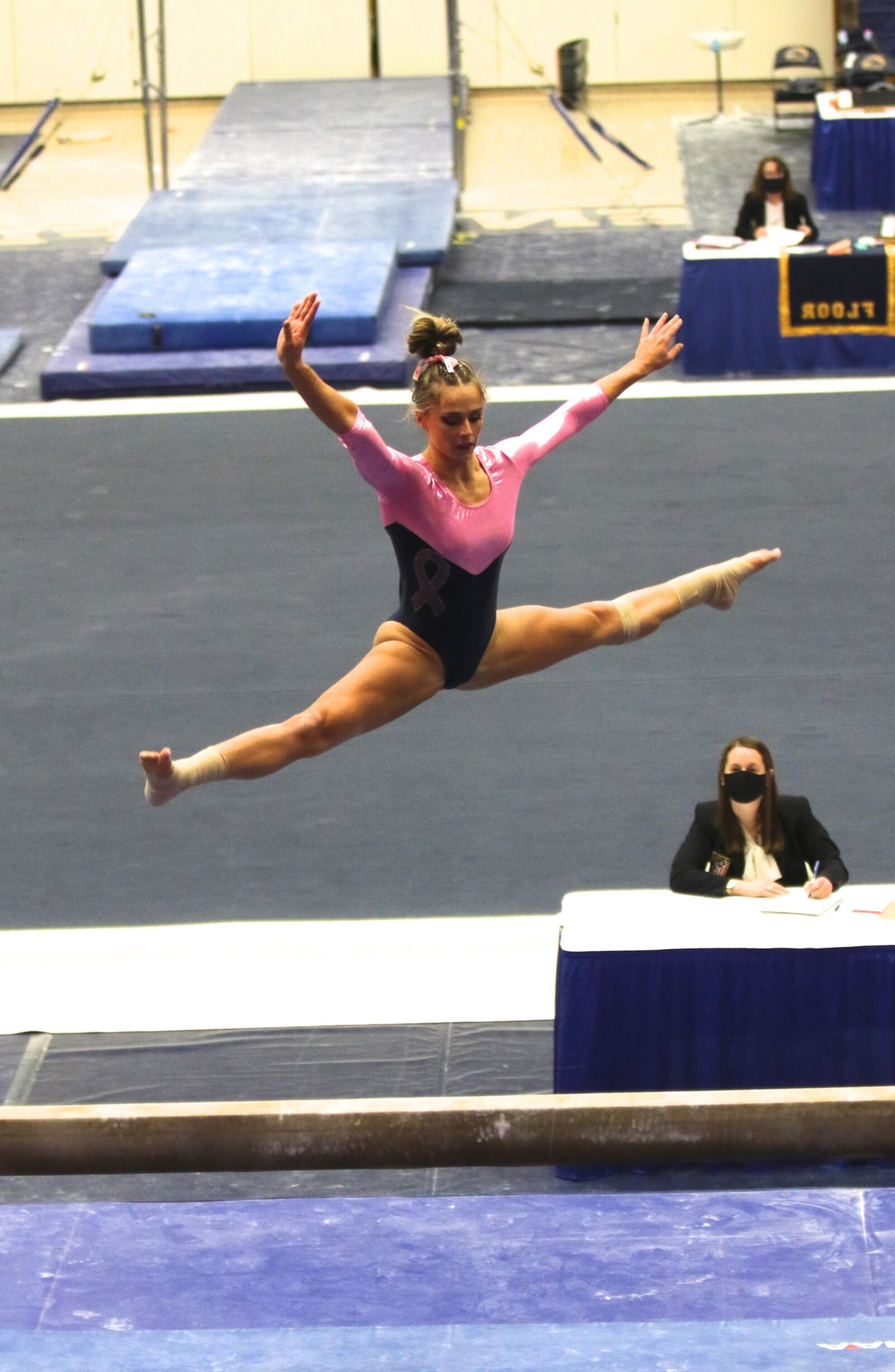 Parte de gimnastas universitarias muy calientes