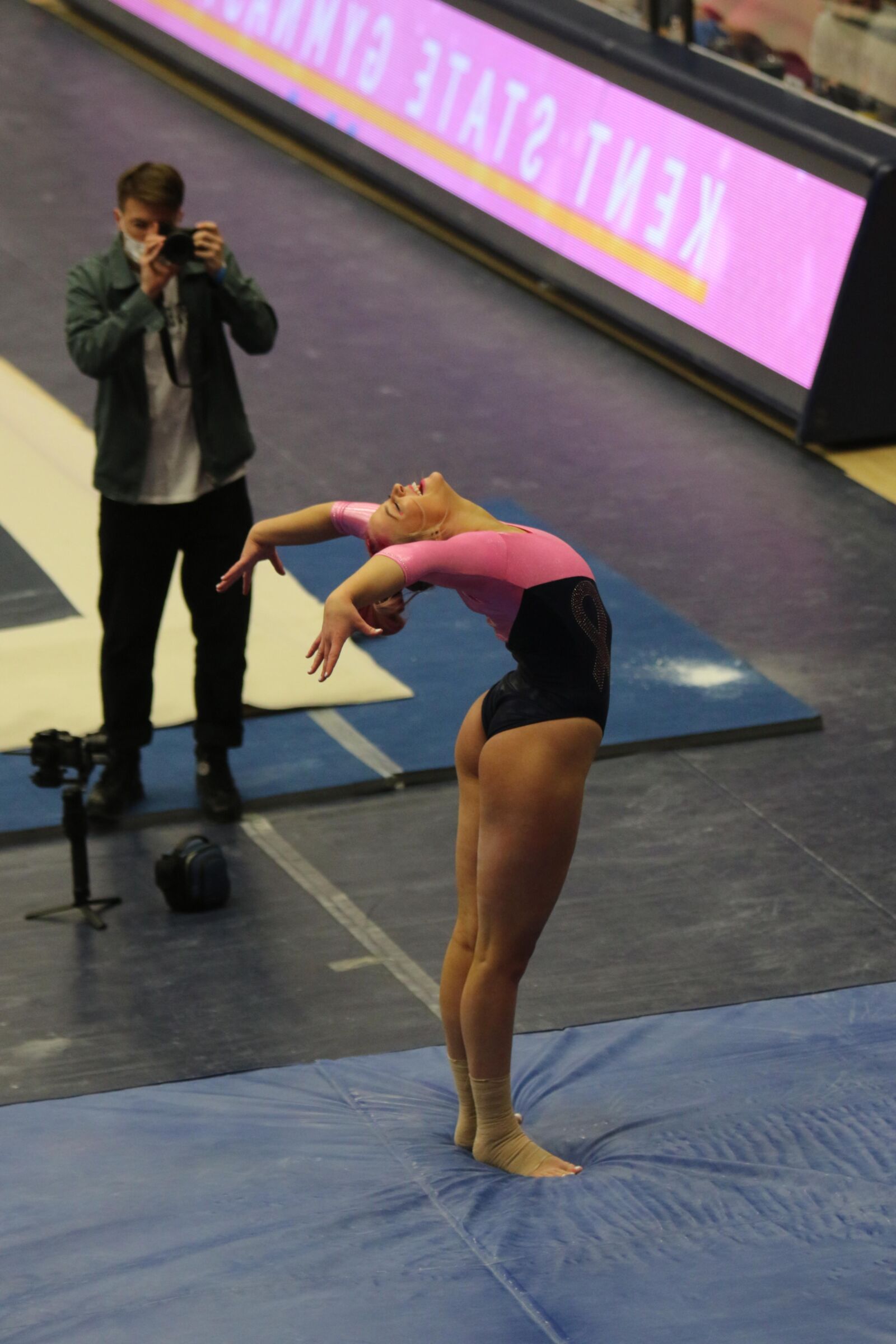 Parte de gimnastas universitarias muy calientes