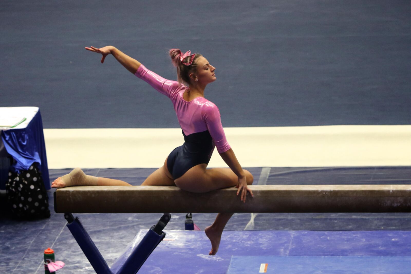 Parte de gimnastas universitarias muy calientes
