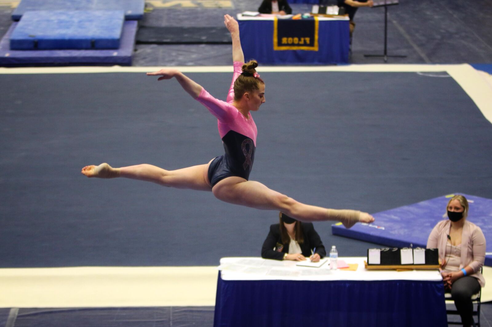 Parte de gimnastas universitarias muy calientes