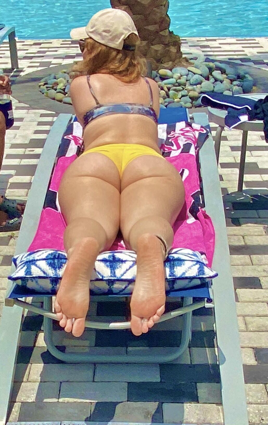 Solas adolescentes na piscina