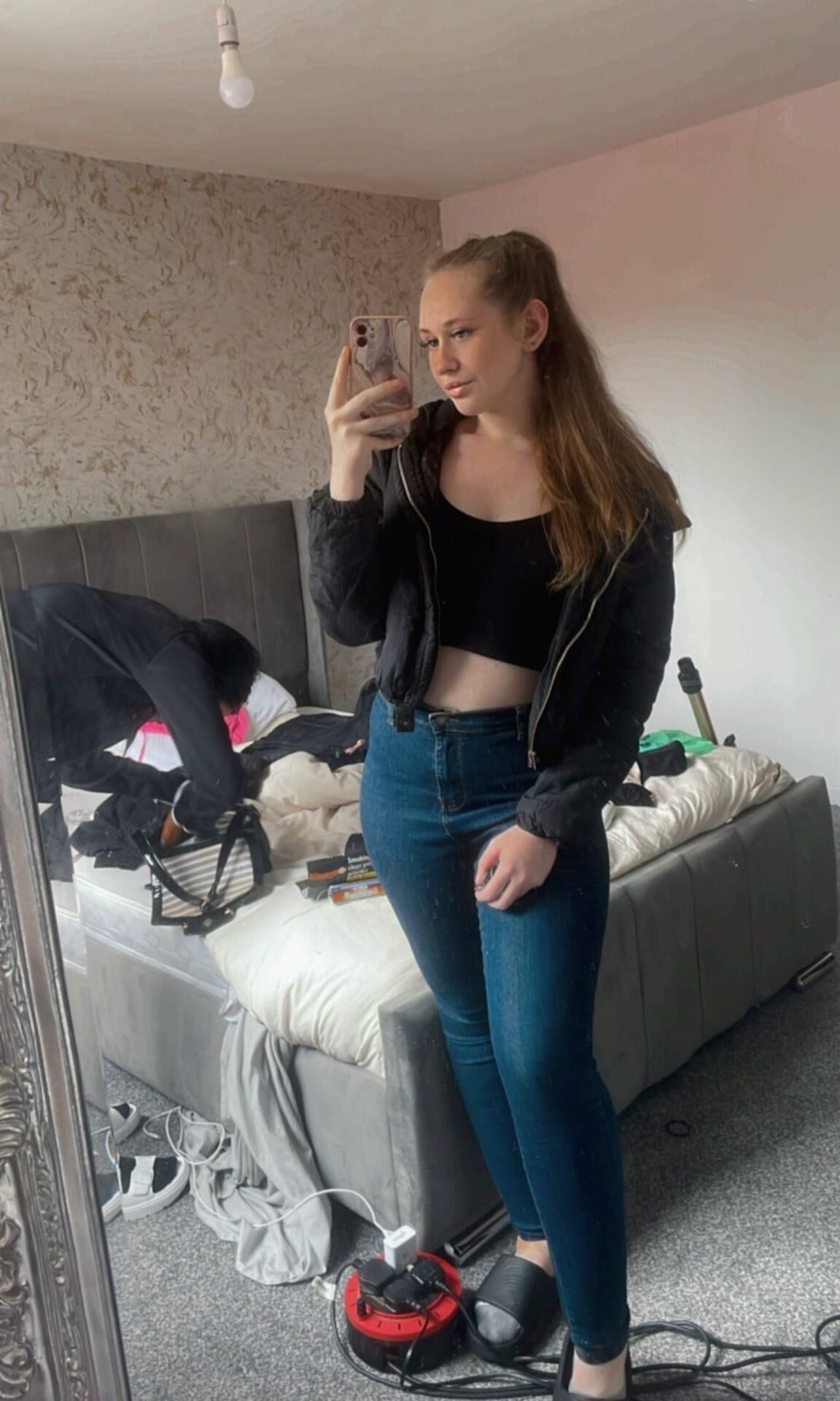 Escória magra de chav, mãe adolescente, peitos pequenos, bunda gorda