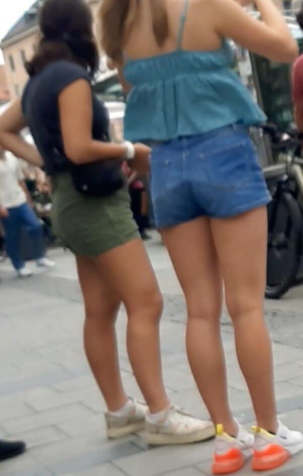 Streetgirls em shorts
