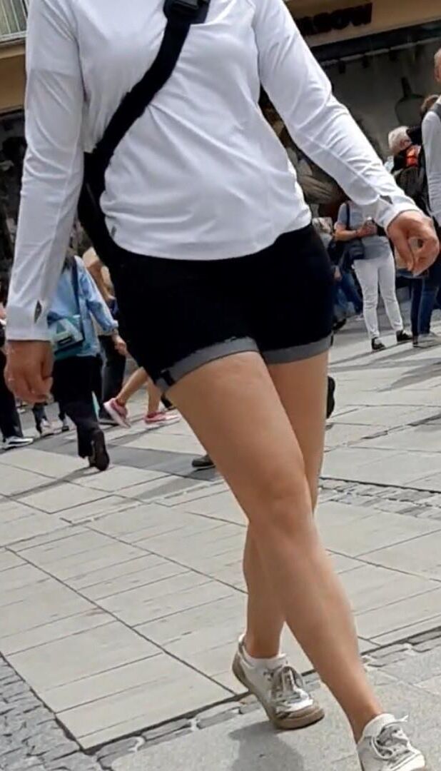 Streetgirls em shorts
