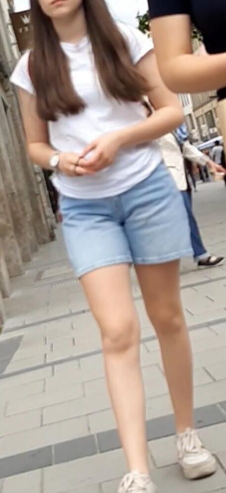 Streetgirls em shorts