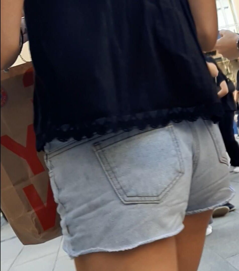 Streetgirls em shorts