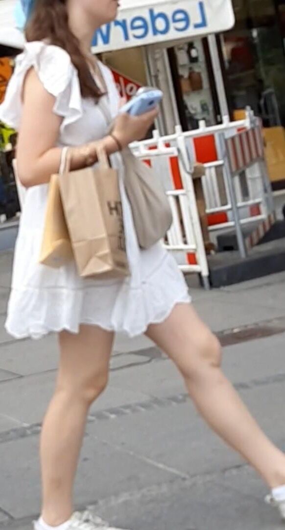 Streetgirls in skirts 