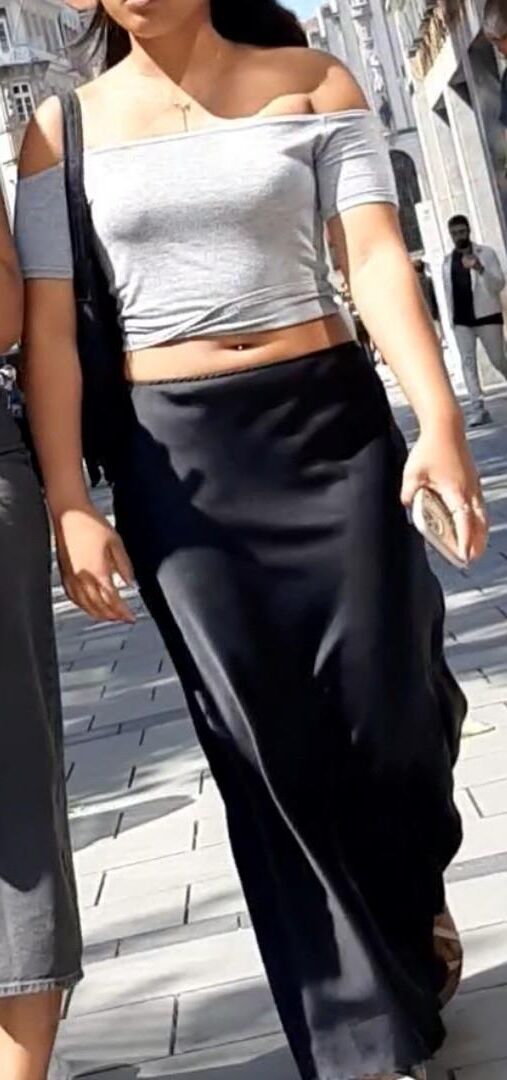 Braless Streetgirls 