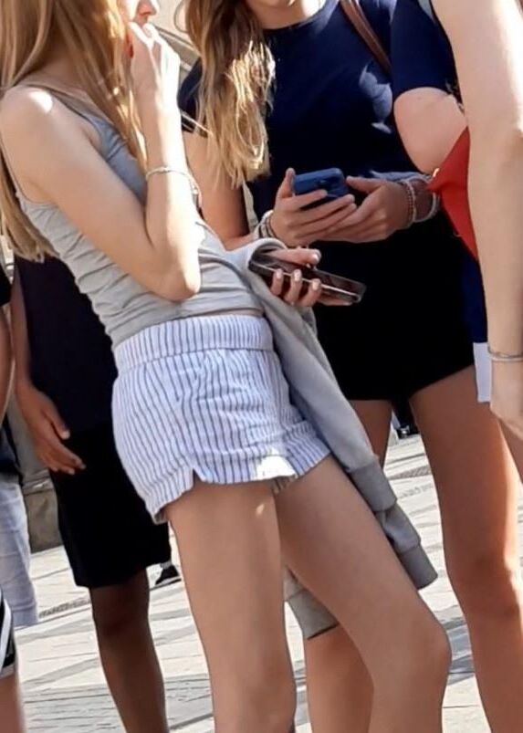 Streetgirls in shorts 