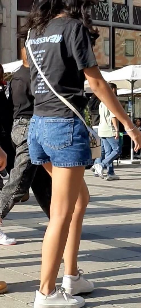 Streetgirls in shorts 