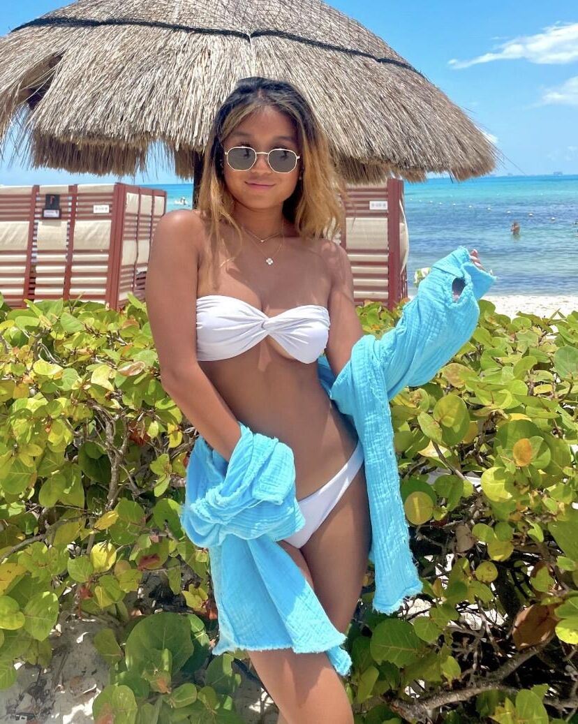 Pequeña puta de bikini asiático