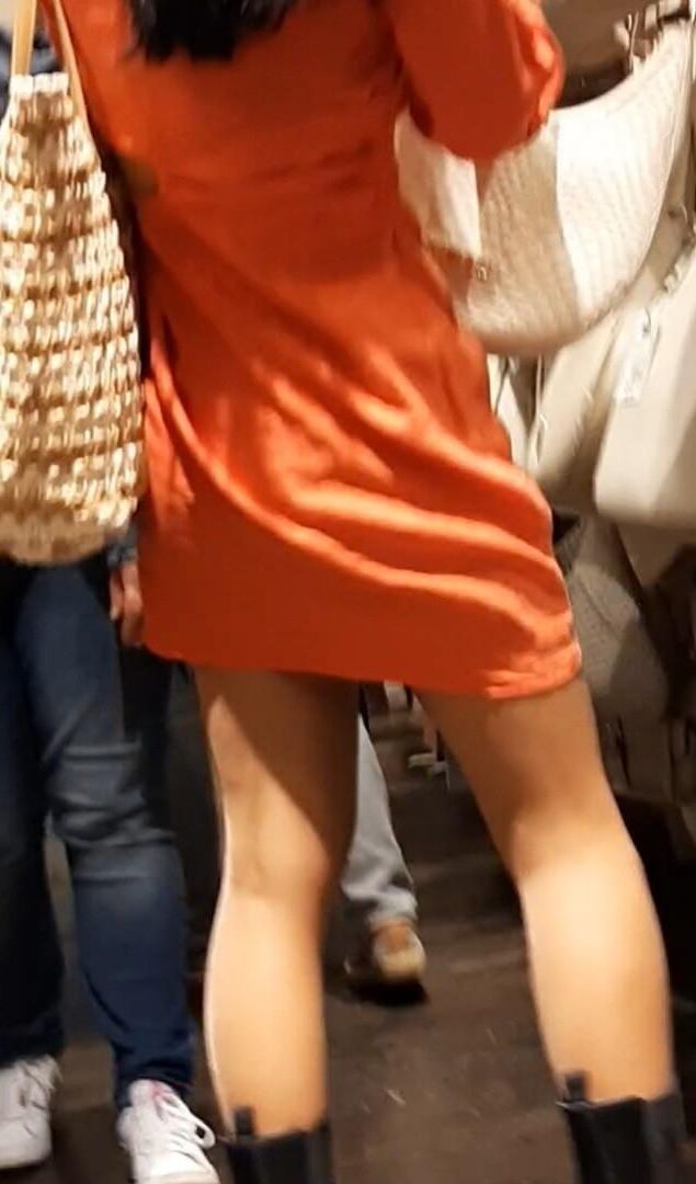 Streetgirls in skirts 