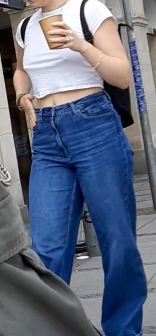 Braless Streetgirls 