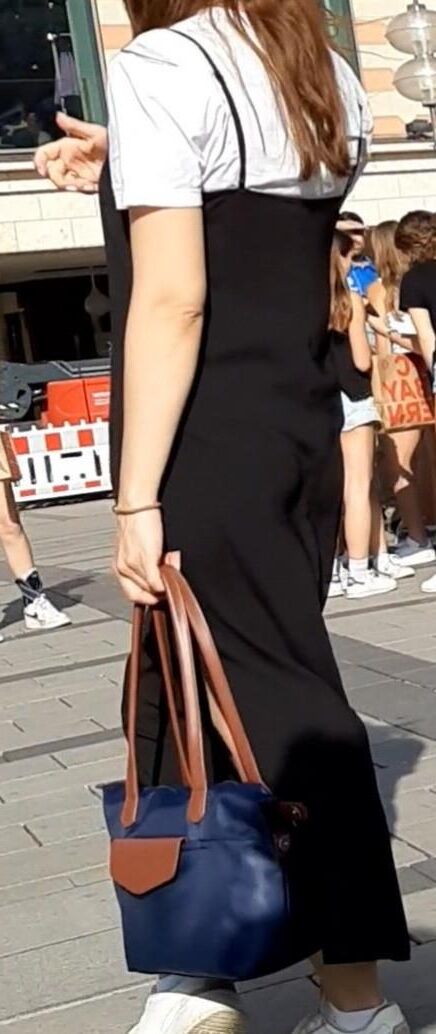 Streetgirls in skirts 