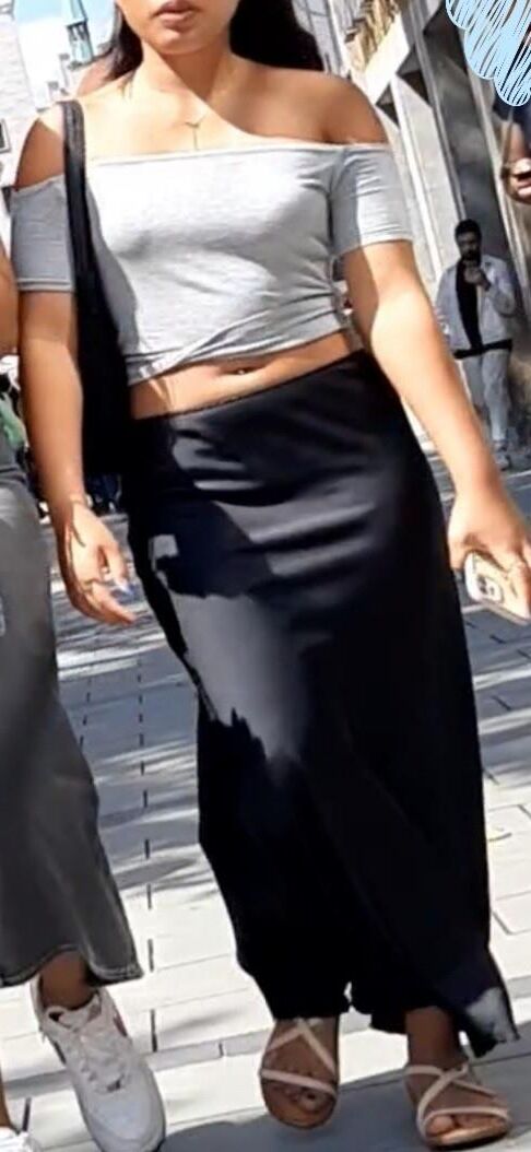 Braless Streetgirls 