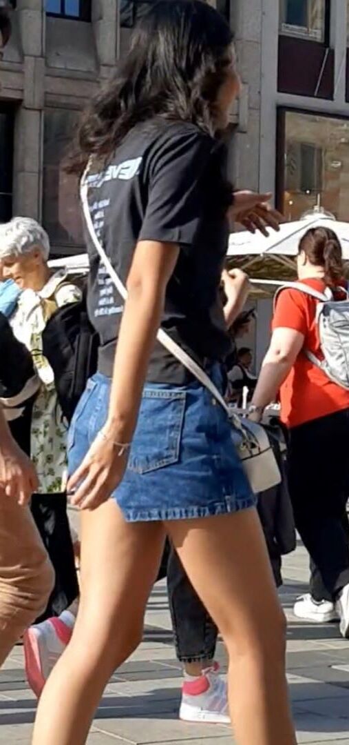 Streetgirls in shorts 
