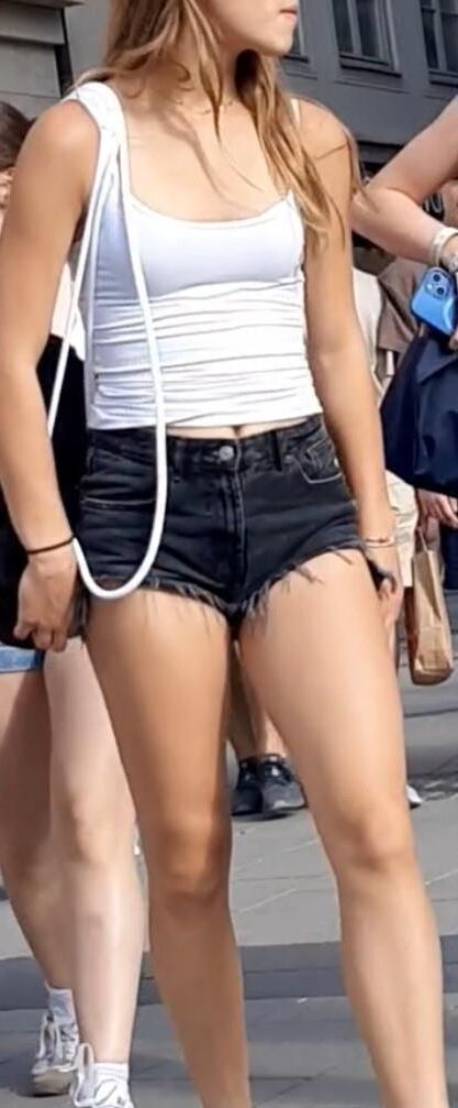 Streetgirls in shorts 
