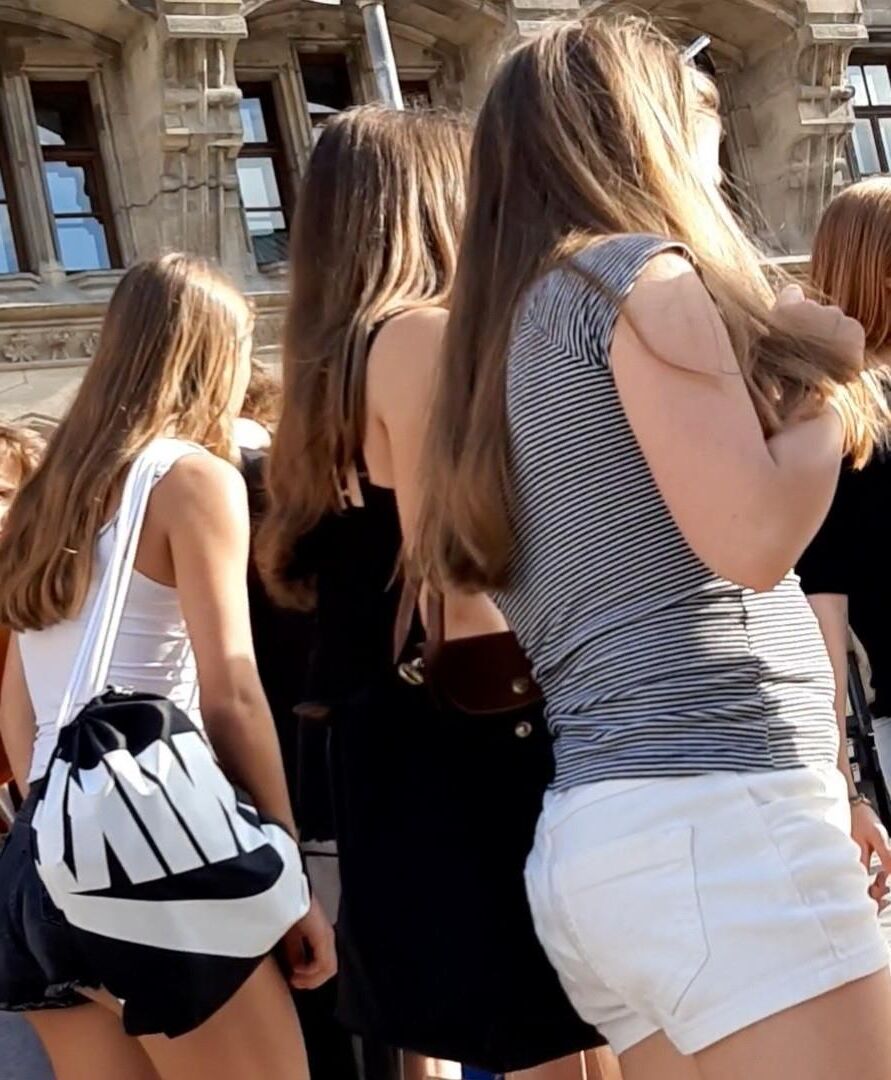 Streetgirls in shorts 