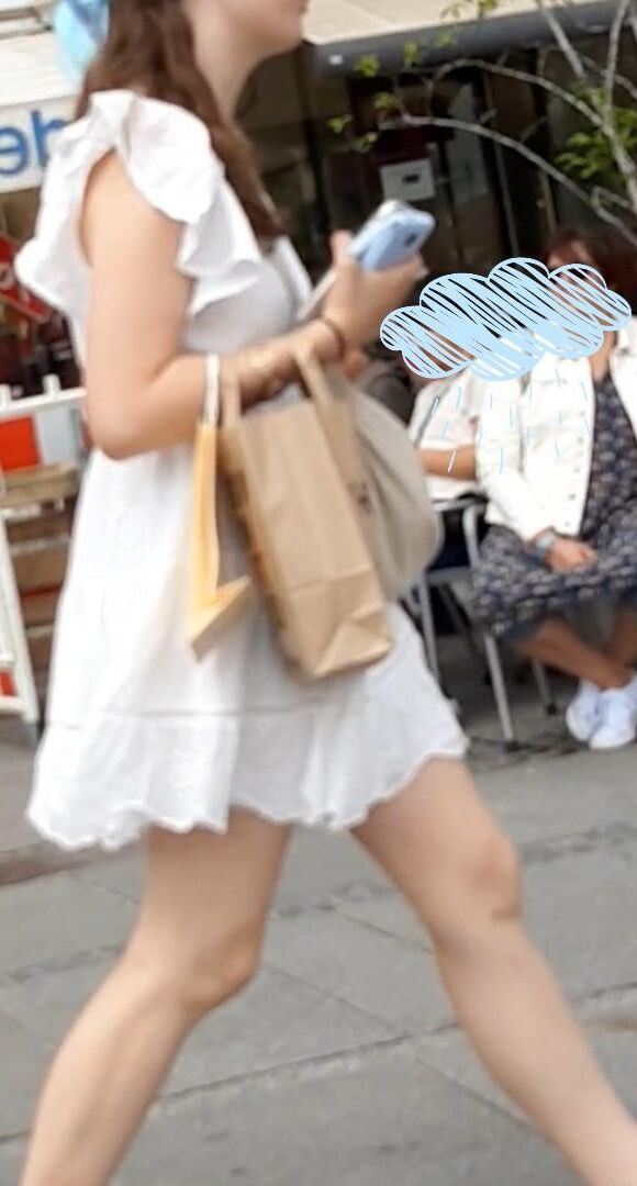 Streetgirls in skirts 