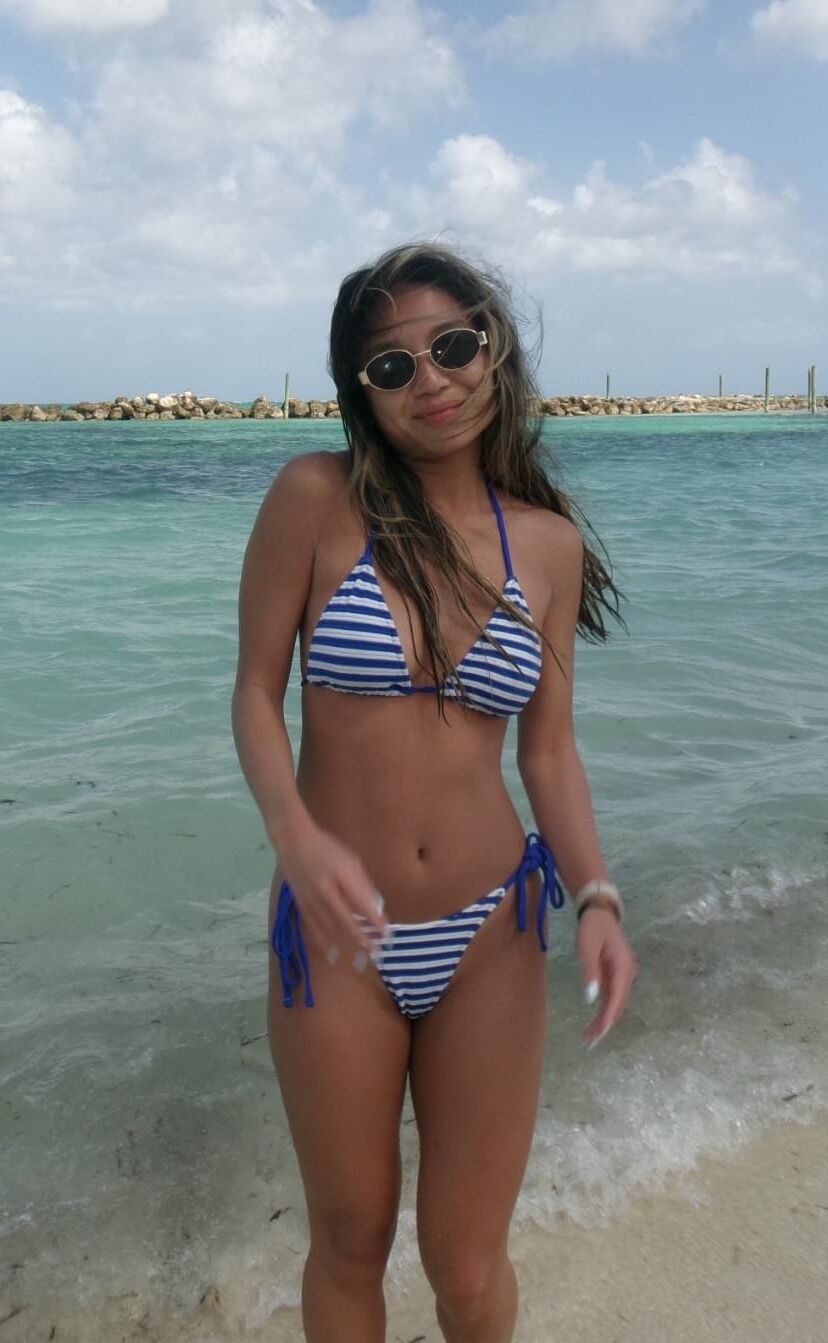 Pequeña puta de bikini asiático
