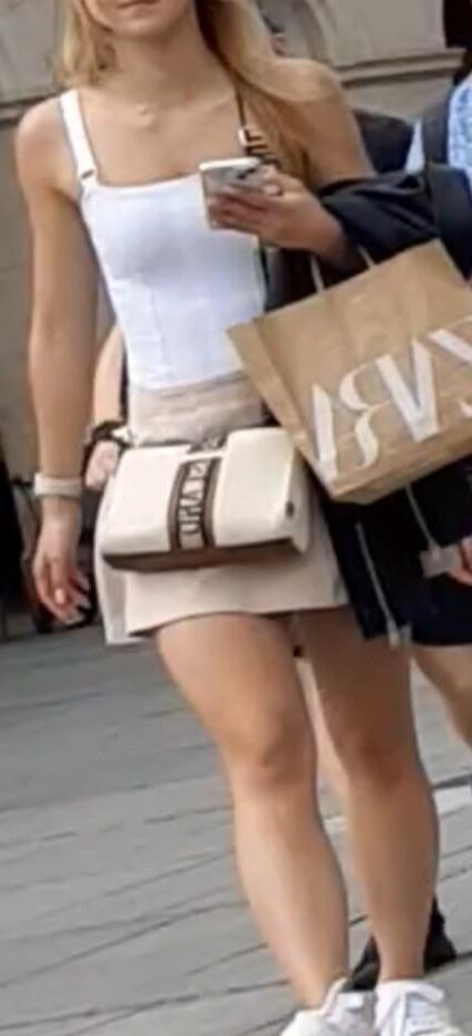 Streetgirls in skirts 