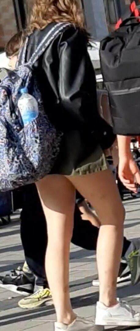 Streetgirls in shorts 