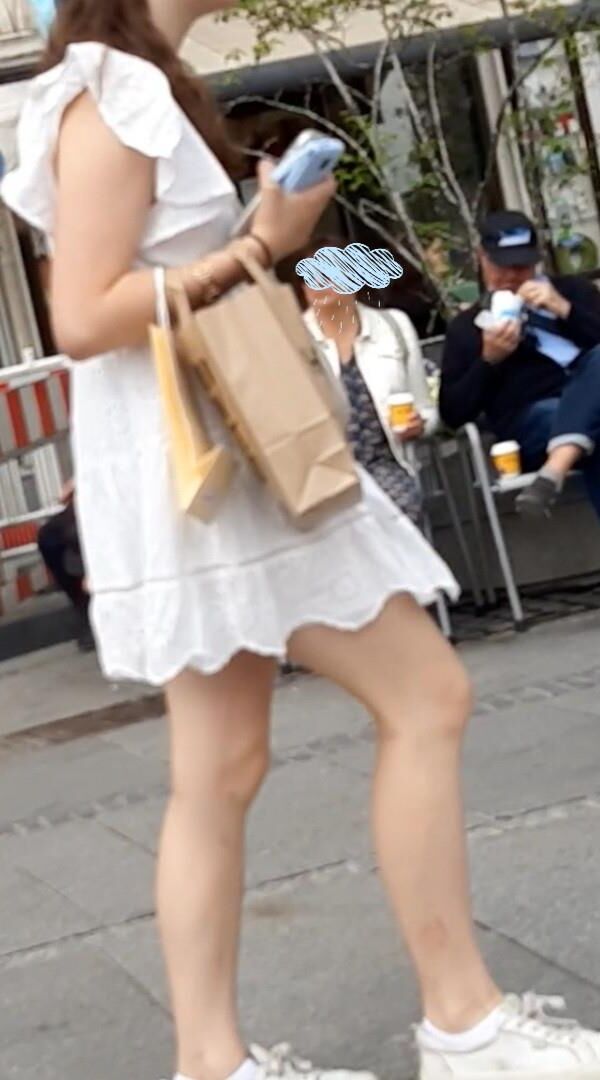 Streetgirls in skirts 