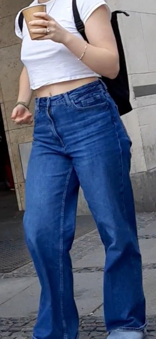 Braless Streetgirls 