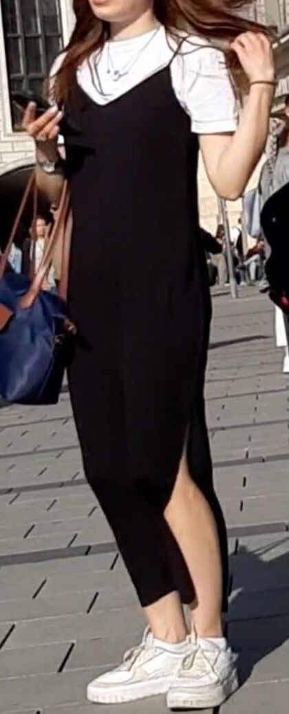 Streetgirls in skirts 