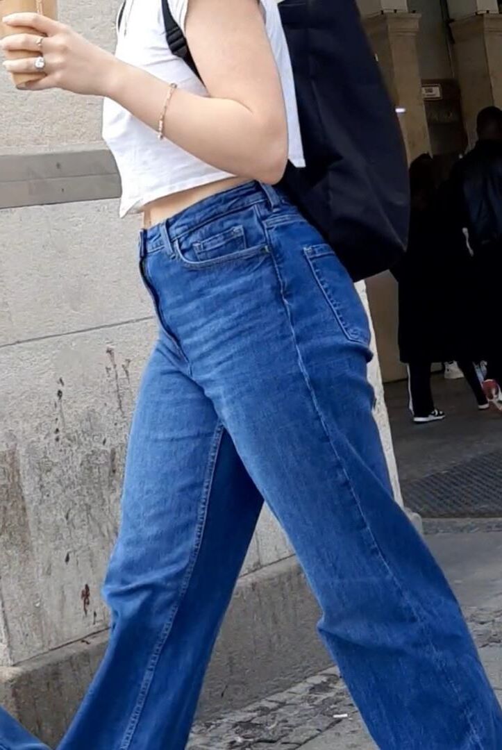 Braless Streetgirls 