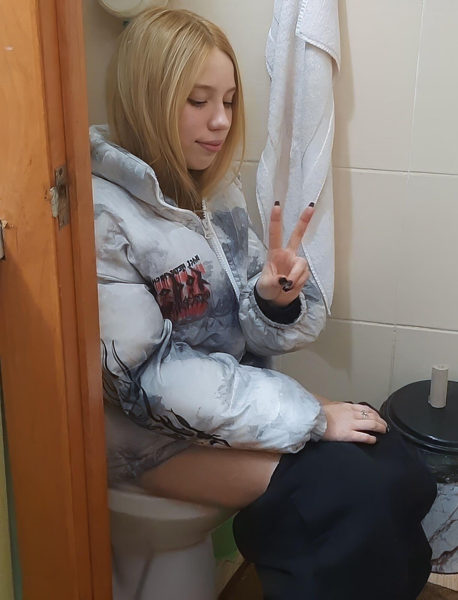 Toilet Bowl Girls 