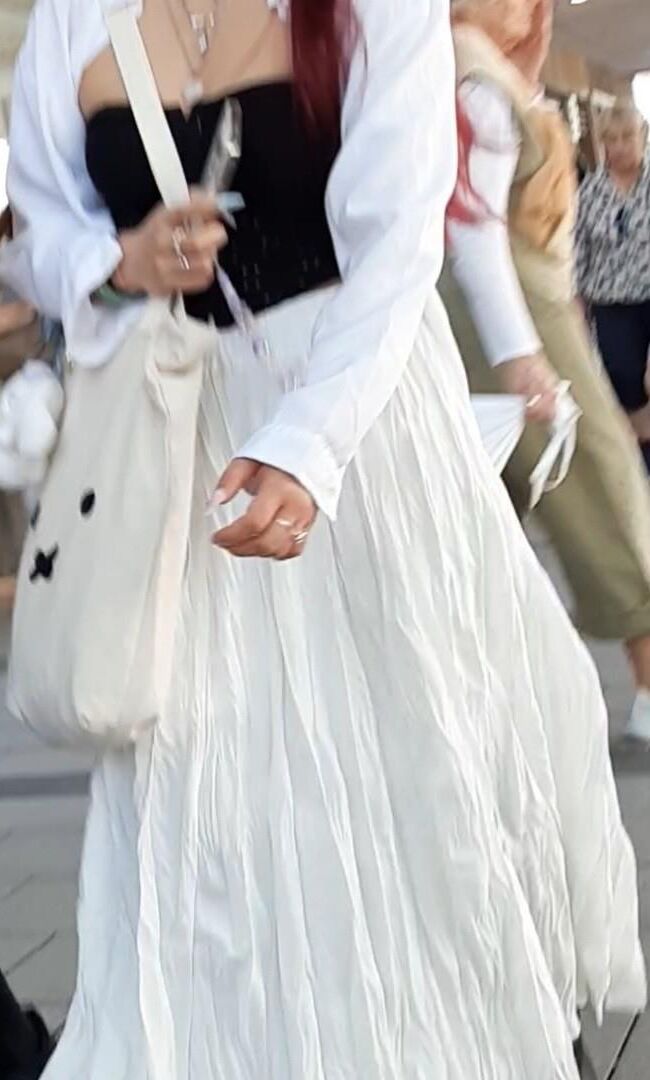 Streetgirls in skirts 