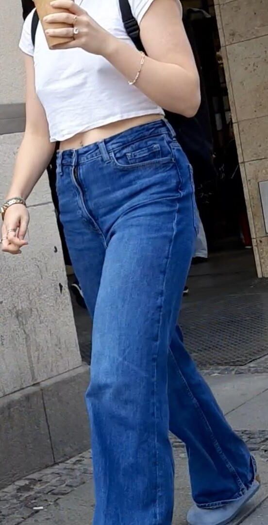 Braless Streetgirls 