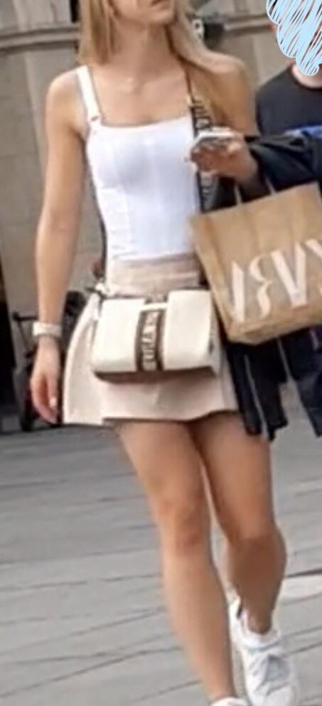 Streetgirls in skirts 