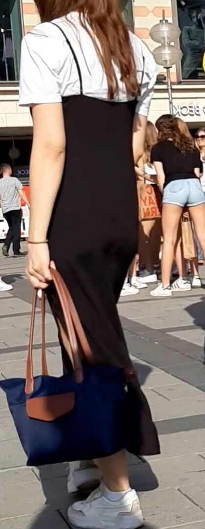 Streetgirls in skirts 