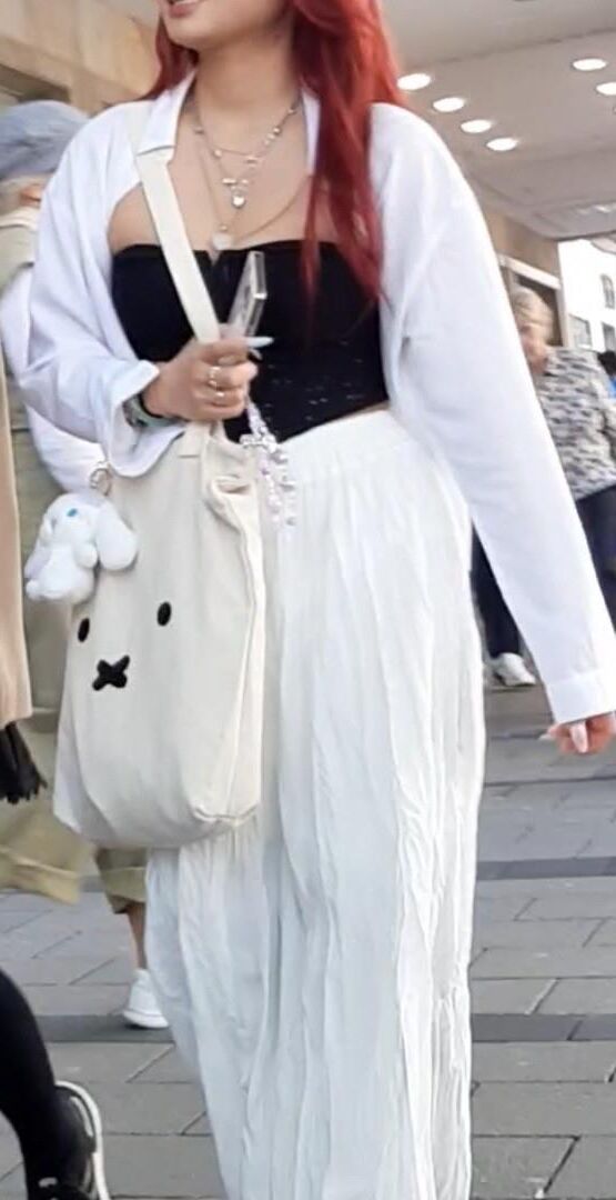 Streetgirls in skirts 