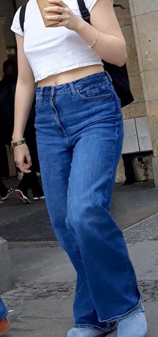 Braless Streetgirls 