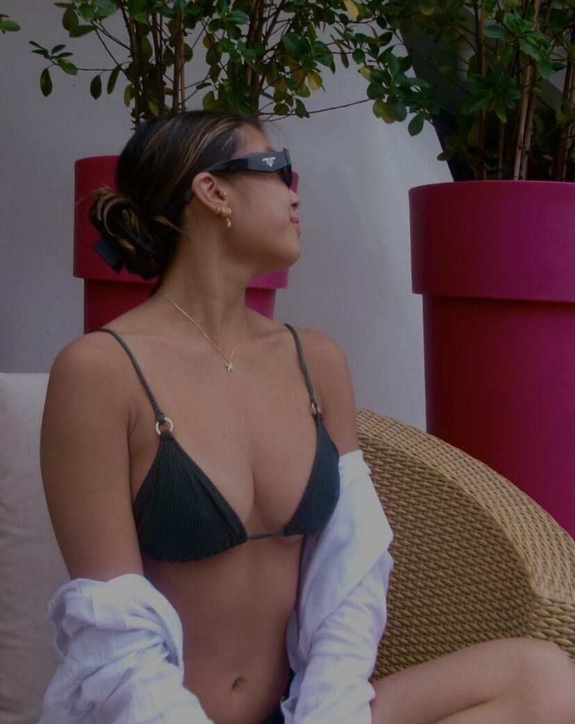 Pequeña puta de bikini asiático