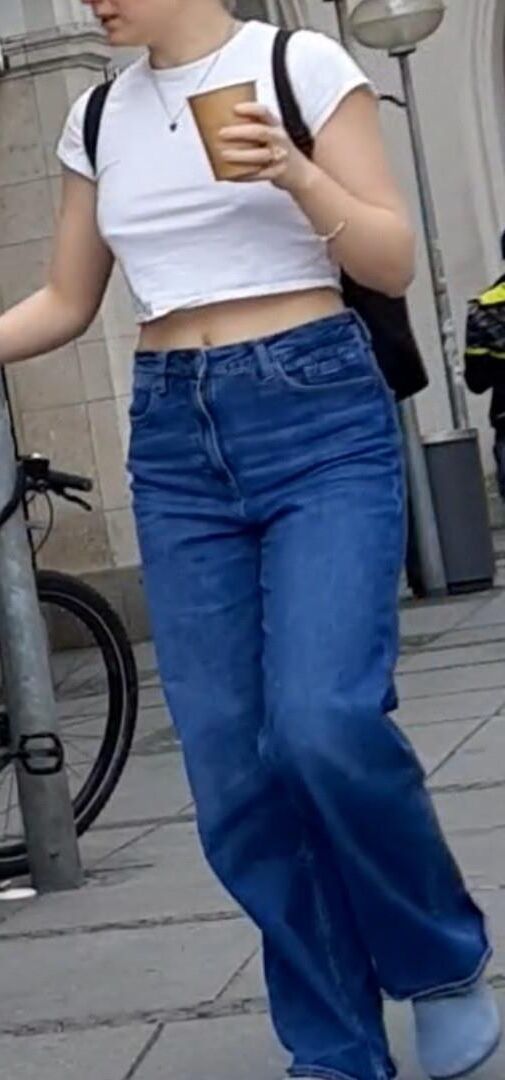 Braless Streetgirls 