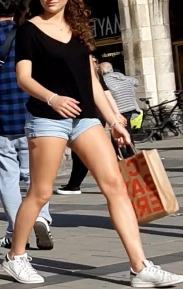 Streetgirls in shorts 