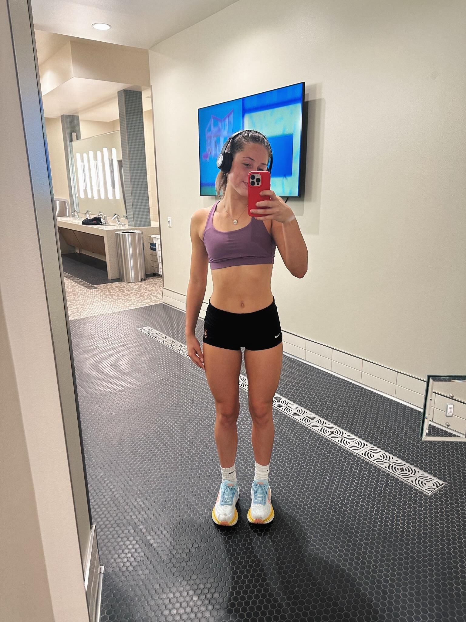 Las pequeñas putas deportivas necesitan semen