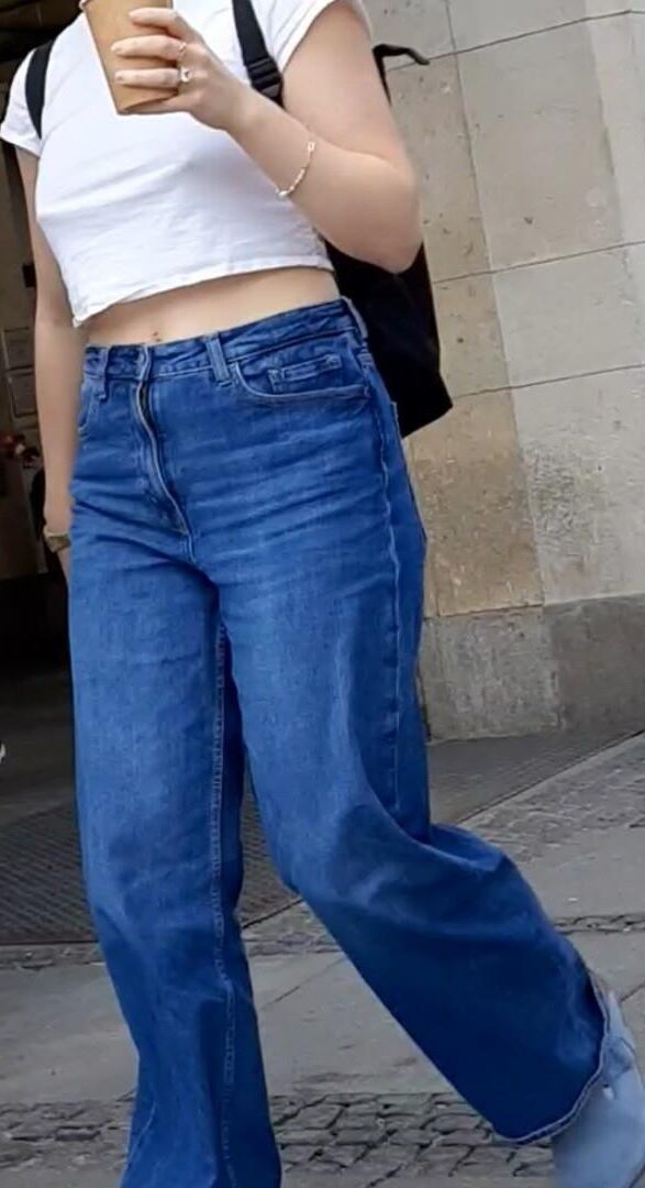 Braless Streetgirls 