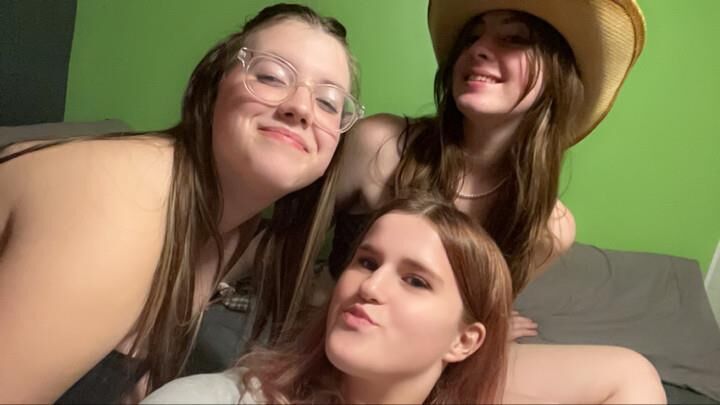 yo blonde slut Syd loves taking selfies