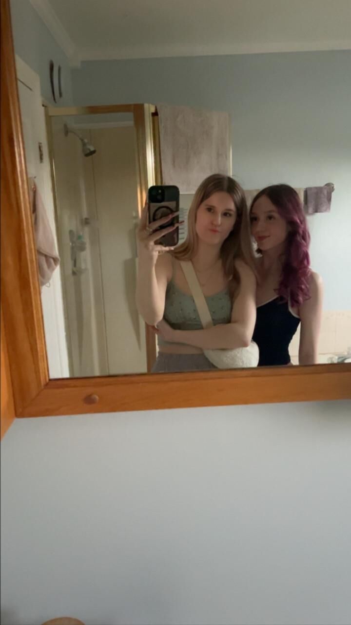 yo blonde slut Syd loves taking selfies