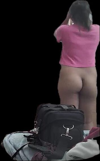 Adolescente atrapada desnuda en su habitación