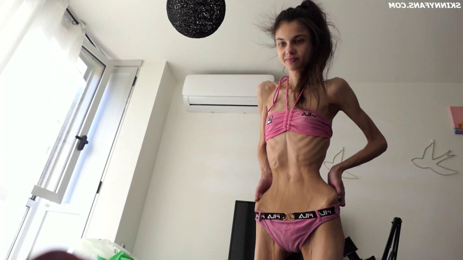 Ariadne anorexique maigre mageur fragile Duenn Knochig Bones
